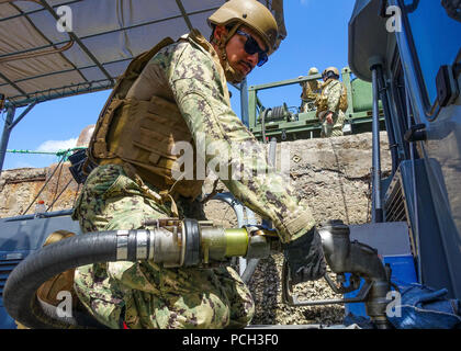 Porto di Gibuti (dec. n. 15, 2017) Engineman 2a classe David Castro, assegnato a Costiera squadrone fluviale (CRS) 10, refuels una pattuglia di sicurezza barca durante una scorta di sicurezza nel porto di Gibuti. CRS-10 è distribuita negli Stati Uniti Sesta flotta area di operazioni e conduce il giunto e operazioni navali, spesso di concerto con alleati e partner tra le agenzie, al fine di avanzare U.S. gli interessi nazionali e la sicurezza e la stabilità in Europa e in Africa. Foto Stock