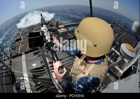 Stati Uniti 5TH FLOTTA AREA DI RESPONSABILITÀ (feb. 23, 2013) Tecnico Sonar (Superficie) 2a classe Christopher Ratley mans un M-240B mitragliatrice a bordo guidato-missile destroyer USS Jason Dunham (DDG 109) come la nave transiti NEGLI STATI UNITI Quinta Flotta area di responsabilità. Jason Dunham è distribuito con il John C. Stennis Carrier Strike gruppo per gli Stati Uniti Quinta Flotta area di responsabilità condurre le operazioni di sicurezza marittima, teatro la cooperazione in materia di sicurezza gli sforzi e le missioni di sostegno per l'Operazione Enduring Freedom. Foto Stock