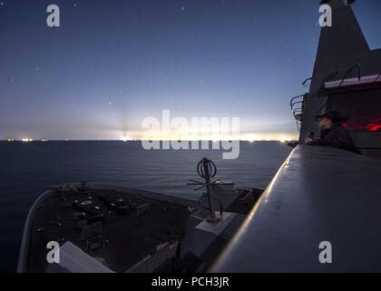 Acque del sud della penisola coreana (marzo. 26, 2015) marinaio Elena Alvarez sta guardare a bordo il trasporto anfibio dock nave USS Green Bay (LPD 20). Green Bay è parte del Bonhomme Richard anfibio gruppo pronto e, con l'avviato 31 Marine Expeditionary Unit (31 MEU) è in corso negli Stati Uniti 7 flotta area di responsabilità. Foto Stock