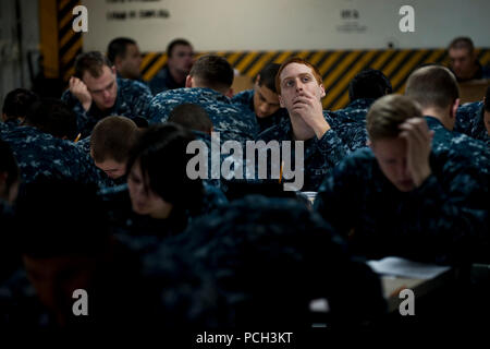 In California (14 marzo 2013) classe terza sottufficiali prendere il Navy-wide petty officer di seconda classe esame di avanzamento sul disordine dei ponti a bordo della portaerei USS Carl Vinson (CVN 70). Carl Vinson è pierside alla Naval Air Station North Island. Foto Stock