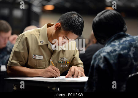 YOKOSUKA, Giappone (GEN. 17, 2012) Ospedale Corpsman 1a classe Markant Castelo, assegnato a U.S. Naval Hospital Yokosuka, prende il Navy-wide chief petty officer esame di avanzamento base arruolato club presso le attività della flotta Yokosuka. L'esame valuta un marinaio la conoscenza di in-tasso di formazione professionale e di conoscenza militare. Foto Stock