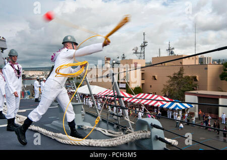 PEARL HARBOR (nov. 21, 2012) Sailor lancia una linea durante le operazioni di ormeggio come guidato-missile destroyer USS Michael Murphy (DDG 112) arriva al suo homeport di base comune Harbor-Hickam perla per la prima volta. Il nuovo distruttore onori Lt. (Guarnizione di tenuta) Michael P. Murphy, New York native che postumo è stato premiato con la medaglia d'onore per le sue azioni in combattimento come leader di un quattro-uomo squadra di ricognizione in Afghanistan. Murphy è stata la prima persona ad essere premiati con la medaglia per le azioni in Afghanistan e il primo membro della U.S. Navy per ricevere il premio dato che la guerra del Vietnam. Foto Stock