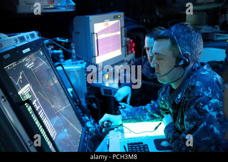 Oceano atlantico (GEN. 22, 2013) Controller Air-Traffic 1a classe Daniel Barrineau le vie di avvicinamento degli aeromobili di anfibio il centro di controllo del traffico aereo a bordo dell'assalto anfibio nave USS Kearsarge (LHD 3). Kearsarge è in conduzione squadrone anfibio/Marine Expeditionary Unit Integrazione in preparazione per una distribuzione programmata di questa primavera. Foto Stock