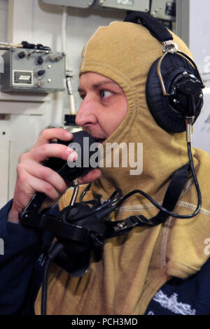 Oceano atlantico (GEN. 26, 2013) Danni Controlman 1a classe Ryan Garver ritrasmette un messaggio ai danni centrale di controllo utilizzando un suono-powered phone a bordo della portaerei USS George H.W. Bussola (CVN 77). George H.W. Bush sta conducendo la formazione e le qualifiche del gestore nell'Oceano Atlantico. Foto Stock