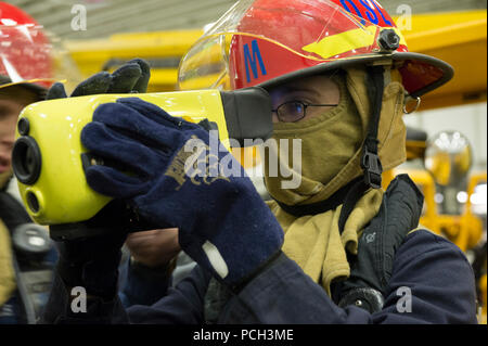 Oceano atlantico (GEN. 26, 2013) del macchinista Mate 2a classe Schuyler Spencer guarda attraverso un K-90 talismano thermal imager per rilevare il calore durante un quartier generale praticare a bordo dell'assalto anfibio nave USS Kearsarge (LHD 3). Kearsarge è in conduzione squadrone anfibio/Marine Expeditionary Unit Integrazione in preparazione per una distribuzione di questa primavera. Foto Stock