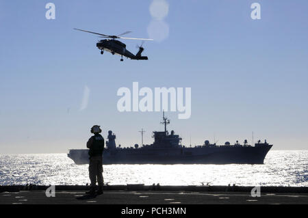 Mare (22 luglio 2011) un marinaio orologi come un MH-60 Sea Hawk elicottero si prepara a terra a bordo della distribuita amphibious dock landing ship USS Germantown (LSD 42). Germantown sta partecipando a Talisman Sabre 2011, un accordo bilaterale in materia di esercizio destinato a migliorare la pianificazione e la disponibilità tra gli Stati Uniti e le forze di australiano. Foto Stock