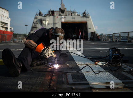 Il CHANGI, Singapore (GEN. 13, 2016) dello scafo tecnico di manutenzione 1a classe James Strotler fissa un bullone in posizione per il bit apribile per il traino a bordo della USS Fort Worth (LCS 3). Attualmente su una distribuzione di rotazione a sostegno del ribilanciamento Asia-Pacifico, Fort Worth è un veloce ed agile nave da guerra fatta su misura per pattugliare le acque della regione marine e lavoro carena e scafo con partner marine, fornendo 7 flotta con le funzionalità flessibili di cui ha bisogno ora e in futuro. Foto Stock