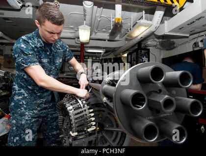 Oceano atlantico (GEN. 28, 2013) Aviation Ordnanceman Airman James Sather esegue le operazioni di manutenzione su un M61A2 20 mm Gatling Gun nel negozio di bomba a bordo della portaerei USS Harry Truman (CVN 75). Truman è in corso un conduttore composito unità di formazione esercizio in preparazione per la sua prossima distribuzione. Foto Stock