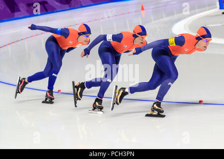 Donne olandese Marrit Leenstra #1, Ireen Wuest #3, nel pattinaggio di velocità ladies team Pursuit quarti di finale presso i Giochi Olimpici Invernali PyeongChang 2018 Foto Stock