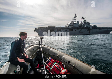 OCEAN (dec. n. 4, 2012) di una ricerca e salvataggio del nuotatore assegnato all'assalto anfibio nave USS Boxer (LHD 4) significa guardare a bordo di un 7 metri di scafo rigido barca gonfiabile. Boxer sta attualmente conducendo operazioni al largo della costa della California del sud. Foto Stock