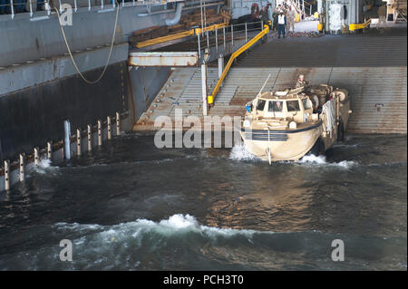 Golfo Arabico (GEN. 27, 2012) un accendino amphibious ri-cargo di alimentazione si diparte la welldeck del dock anfibio sbarco nave USS Pearl Harbor (LSD 52) durante le operazioni di welldeck. Pearl Harbor e avviato Marines assegnato all'undicesimo Marine Expeditionary Unit (XI MEU) vengono distribuite come parte di Makin Island pronta anfibio che sostiene le operazioni di sicurezza marittima e di teatro la cooperazione in materia di sicurezza gli sforzi negli Stati Uniti Quinta Flotta area di responsabilità. Foto Stock