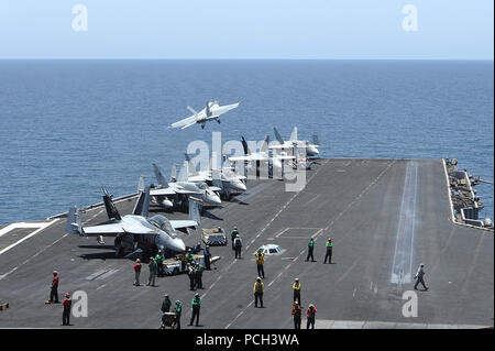 A nord mare Arabico (1 maggio 2013) Un F/A-18E Super Hornet assegnato all'Pukin cani di Strike Fighter Squadron (VFA) 143 lancia dal ponte di volo della portaerei USS Dwight D. Eisenhower CVN (69). Dwight D. Eisenhower è distribuito negli Stati Uniti Quinta Flotta area di responsabilità promuovere le operazioni di sicurezza marittima, teatro la cooperazione in materia di sicurezza gli sforzi e le missioni di sostegno come parte dell'Operazione Enduring Freedom. Foto Stock