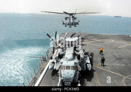 Golfo di Oman (18 aprile 2013) UN CH-53E Super Stallion decolla dal trasporto anfibio dock nave USS San Antonio (LPD 17). San Antonio è distribuito come parte dell'Kearsarge Amphibious Ready con Gruppo avviato Marines dal 26 Meu, che è su una distribuzione programmata a sostegno della sicurezza marittima gli sforzi di cooperazione nella Quinta Flotta area di responsabilità. Foto Stock