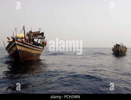 Un team di U.S. Velisti assegnati per il dock anfibio sbarco nave USS Ashland (LSD 48) a bordo di una dhow pesca durante le operazioni di sicurezza marittima nel Golfo di Aden Maggio 18, 2010. La Ashland era parte del Nassau Amphibious pronto Gruppo di supporto MSO e teatro la cooperazione in materia di sicurezza le operazioni negli Stati Uniti Quinta Flotta area di operazioni. Foto Stock