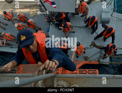 Golfo di Thailandia (feb. 19, 2013) un membro della Royal Thai Navy utilizza i piloti di scala per salire a bordo del Whidbey Island-classe dock anfibio sbarco nave USS Tortuga (LSD 46) per un tour della nave. Tortuga è parte del Bonhomme Richard anfibio gruppo pronto ed è operante negli Stati Uniti 7 flotta area di responsabilità. Foto Stock