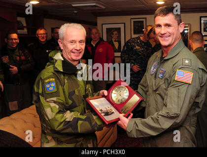 Oceano atlantico (22 marzo 2015) il comandante, Carrier Strike gruppo 12 (CCSG 12) posteriore Adm. Andrew Lewis, destro presenta un segno di apprezzamento per la svedese il Comandante Supremo Gen. Sverker Göramson a bordo della Nimitz-class portaerei USS Theodore Roosevelt (CVN 71) Marzo 22, 2015. Theodore Roosevelt, homeported in Norfolk, sta conducendo operazioni navali negli Stati Uniti Sesta flotta area di operazioni a sostegno degli Stati Uniti per gli interessi di sicurezza nazionali in Europa. Foto Stock