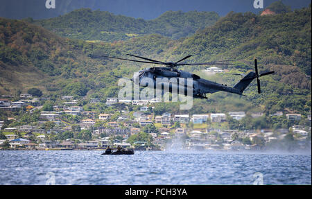 Un U.S. Marine Corps CH-53E Super Stallion elicottero assegnato alle Marine elicottero pesante Squadron (HMH) 463 conduce un elicottero corda di sospensione e di formazione amphibious inserire funzionalità con Marines assegnato alla terza divisione Marine, III Marine Expeditionary Force e Giapponese e soldati canadesi Giugno 30, 2014, nella Baia di Kaneohe, Hawaii, durante il cerchio del Pacifico (RIMPAC) 2014. RIMPAC è un U.S. Flotta del pacifico-hosted multinazionale biennale esercizio marittimo progettato per promuovere e sostenere la cooperazione internazionale sulla sicurezza del mondo?s oceani. Foto Stock