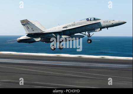 Golfo di Oman (17 marzo 2014) Un F/A-18C Hornet, assegnato all'???scacchiere??? Di Marine Fighter Squadron di attacco 312, si lancia dal ponte di volo della portaerei USS Harry Truman (CVN 75). Harry Truman, ammiraglia di Harry Truman Carrier Strike gruppo, è distribuito negli Stati Uniti Quinta Flotta area di responsabilità condurre le operazioni di sicurezza marittima, teatro di supporto di sicurezza gli sforzi di cooperazione e sostegno all'Operazione Enduring Freedom. Foto Stock