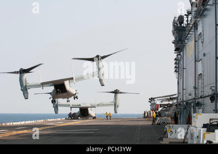 Un U.S. Marine Corps MV-22B Osprey tiltrotor aeromobile assegnati per mezzo marino Tiltrotor Squadron (VMM) 265 decolla dall'assalto anfibio nave USS Bonhomme Richard (LHD 6) nel Mar Cinese Orientale, 11 aprile 2014. Il Bonhomme Richard era già in corso negli Stati Uniti 7 flotta area di responsabilità sostenere le operazioni di sicurezza marittima e di protezione del teatro gli sforzi di cooperazione. Foto Stock