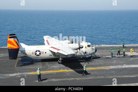 Un U.S. Navy C-2un levriero aeromobile assegnati alla flotta di supporto logistico Squadron (VRC) 40 decolla dalla portaerei USS George H.W. Bussola (CVN 77) 25 giugno 2014 nel Golfo Persico. Il George H.W. Bush è stato su una distribuzione programmata sostenere le operazioni di sicurezza marittima e di teatro la cooperazione in materia di sicurezza gli sforzi negli Stati Uniti Quinta Flotta area di responsabilità. Foto Stock