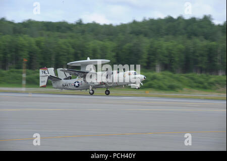 Un U.S. Navy E-2C Hawkeye aereo decolla per partecipare alla prima missione di addestramento di funzionamento del bordo settentrionale 11 a base comune Elemndorf-Richardson, Alaska, 13 giugno 2011. Bordo settentrionale, Alaska la più grande formazione militare esercizio, è stato ideato per preparare le forze congiunte di rispondere alle crisi in tutta la regione Asia Pacifico. Foto Stock