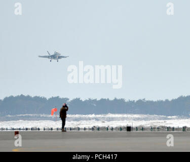 NAVAL AIR FACILITY Misawa combatté, Giappone (feb. 27, 2014) un EA-18G Growler aeromobili appartenenti ad attacco elettronico Squadron (VAQ) 132, terre alla Naval Air Facility Misawa combatté, 27 febbraio 2014. Lo squadrone è inizio di una distribuzione di routine a bordo degli Stati Uniti installazione navale a sostegno degli Stati Uniti 7 le operazioni di flotta. VAQ-132 è homeported fuori della Naval Air Station Whidbey Island in Oak Harbor, nello Stato di Washington Foto Stock