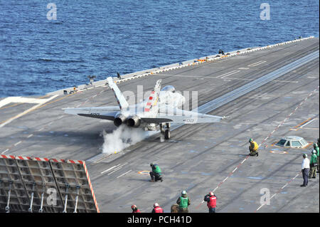 Un U.S. Navy F/A-18C Hornet aeromobile assegnati a Strike Aircraft Test Squadron (Vx) 23 si toglie dal ponte di volo della portaerei USS Theodore Roosevelt (CVN 71 nov. 16, 2013, nell'Oceano Atlantico. VX-23 era lo svolgimento di prove del giunto di avvicinamento di precisione del sistema di atterraggio. Foto Stock