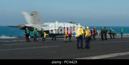 Golfo Arabico (GEN. 17, 2014) Un F/A-18E Super Hornet, assegnato all'???pistoleri??? Strike Fighter Squadron 105, lancia nella parte anteriore dei marinai sul ponte di volo della portaerei USS Harry Truman (CVN 75). Harry Truman, ammiraglia di Harry Truman Carrier Strike gruppo, è distribuito negli Stati Uniti Quinta Flotta area di responsabilità condurre le operazioni di sicurezza marittima, teatro di supporto di sicurezza gli sforzi di cooperazione e sostegno all'Operazione Enduring Freedom. Foto Stock