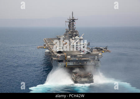 Un U.S. Navy landing craft, cuscino d'aria si avvicina al ben coperta dell'assalto anfibio nave USS Kearsarge (LHD 3) nel Golfo di Aden Maggio 30, 2013. La Kearsarge era già in corso negli Stati Uniti Quinta Flotta area di responsabilità sostenere le operazioni di sicurezza marittima e di protezione del teatro gli sforzi di cooperazione. Foto Stock