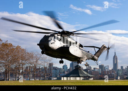 HOBOKEN, N.J. (Nov. 3, 2012) un U.S. Navy MH-53 elicottero atterra in Hoboken, N.J. Gli Stati Uniti La marina ha posizionato le forze nella zona per assistere U.S. Northern Command (NORTHCOM) a sostegno del FEMA e autorità civili locali in seguito alla distruzione causata dall'uragano di sabbia. Foto Stock