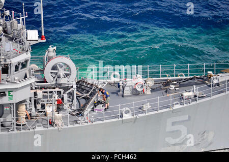 Mare di Sulu, Filippine (GEN. 23, 2013) i membri di un U.S. Navy valutazione di recupero il lavoro di squadra a bordo della mia nave contromisure USS Custode (MCM 5), che si è arenata su di Tubbataha Reef, gen. 17. Gli Stati Uniti La marina e la Repubblica delle Filippine Coast Guard stanno lavorando per ripristinare in modo sicuro la nave minimizzando al contempo gli effetti ambientali fino alla barriera corallina. Foto Stock