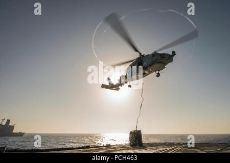 Un U.S. Navy SH-60B Seahawk elicottero assegnato all'elicottero Maritime Strike Squadron (HSM) 48 offre un carico al missile cruiser USS Vella Gulf (CG 72) durante un rifornimento in mare nel Mar Mediterraneo Giugno 28, 2014. La Vella Golfo era già in corso negli Stati Uniti Sesta flotta area di responsabilità sostenere le operazioni di sicurezza marittima e di protezione del teatro gli sforzi di cooperazione. Foto Stock