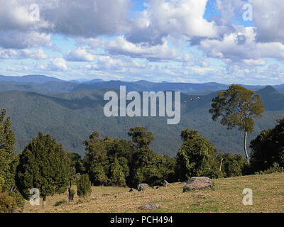 Vista da Griffiths Lookout alla fine di Mountain Top Road, Dorrigo altopiano, oltre il Fiume Bellinger valley, Nuovo Galles del Sud, Australia Foto Stock