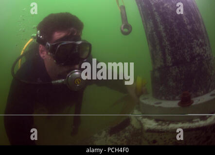 )Navy Diver 2a classe Matteo Cortez, assegnato a Mobile Diving e unità di soccorso (MDSU) 1, Società 1-5, colloca la valutazione e identificazione di una miniera suscettibilità sistema durante le operazioni di immersione. MDSU 1 è assegnato al comandante del gruppo di attività (CTG) 56.1 e fornisce la mia contromisura, l'eliminazione degli ordigni esplosivi, recupero immersioni subacquee, la lotta contro il terrorismo e la forza di protezione per gli Stati Uniti Quinta Flotta area di responsabilità Foto Stock