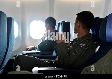 Equipaggio di aria dalla Royal Australian Air Force e Japan Air Self Defense Force sedersi a bordo del KC-30A Multi-Roll Tanker Transport (MRTT) durante un volo a sostegno del fronte nord 13 vicino Anderson Air Force Base di Guam, 13 febbraio, 2013. Il KC-30A MRTT è uno della RAAF il nuovissimo aeromobile in grado di rifornimento di carburante più aeromobili e trasportare fino a 270 passeggeri. Far fronte a nord è un aria annuale alle tattiche di combattimento, la fornitura di assistenza umanitaria e di soccorso in caso di catastrofe esercizio progettata per aumentare la disponibilità e l'interoperabilità dell'U.S. Air Force, Giappone Aria forza di autodifesa e Royal Australian Air Force. Foto Stock