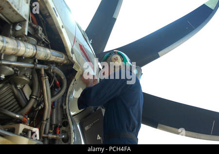 GUANTANAMO Bay a Cuba - Navy Petty Officer di terza classe ryan Adams guarnizioni pannelli su un C-2 carrier Greyhound a bordo di aeromobili di consegna come parte della manutenzione di routine a U.S. Stazione navale di Guantánamo Bay airfield, Gennaio 19, 2010. Adams è un membro della flotta squadrone logistica VRC-40 ed è distribuito come supporto di funzionamento risposta unitaria, la fornitura di assistenza umanitaria ad Haiti. (JTF Guantanamo Foto Stock