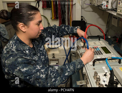 SASEBO (GEN. 3, 2017) Aviation Electronics Tecnico Classe 3 Jessica Martinez controlla le connessioni su un air data test set a bordo di assalto anfibio nave USS Bonhomme Richard (LHD 6). La nave è distribuita a Sasebo, Giappone, che serve in avanti per fornire una rapida capacità di risposta in caso di emergenza regionale o calamità naturali. Foto Stock