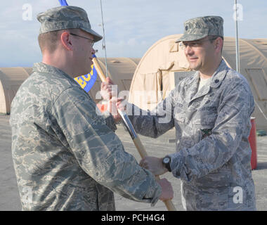 Lt. Col. Martin Keiner (destra) riceve il guidon per la 474th Expeditionary ingegnere civile Squadron da Col. William Danskine, 474th Air Expeditionary Comandante del gruppo, alla 474th ECES' modifica del comando cerimonia al Camp la giustizia, 21 genn. Il 474th ECES supporta JTF Guantanamo mantenendo la Expeditionary complesso giuridico e Camp giustizia strutture e infrastrutture. Foto Stock