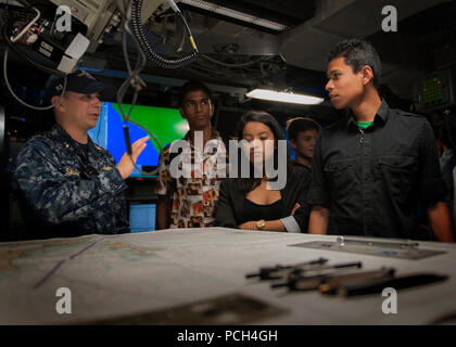 SAN DIEGO (12 maggio 2015) - Ensign Vincent Salazar assegnato al trasporto anfibio dock nave USS Somerset (LPD 25) ospita un tour di combattimento a information center di Air Force Junior Reserve Officer Training Corps (JROTC) studenti provenienti da Esperanza High School di Anaheim, California, durante una visita. Somerset è attualmente sottoposti a cinque mesi di post-shakedown disponibilità (PSA) periodo. Il nono San Antonio-classe di trasporto anfibio nave dock, Somerset è chiamato in onore dell'equipaggio e dei passeggeri della United Airlines volo 93, che si è schiantato vicino a Shanksville, Pa., nella Contea di Somerset durante la sett. 11 Foto Stock