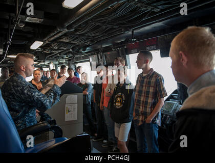SAN DIEGO (12 maggio 2015) - Ensign Daniel Williams assegnato al trasporto anfibio dock nave USS Somerset (LPD 25) ospita un tour del pilothouse per Air Force Junior Reserve Officer Training Corps (JROTC) studenti provenienti da Esperanza High School di Anaheim, California, durante una visita. Somerset è attualmente sottoposti a cinque mesi di post-shakedown disponibilità (PSA) periodo. Il nono San Antonio-classe di trasporto anfibio nave dock, Somerset è chiamato in onore dell'equipaggio e dei passeggeri della United Airlines volo 93, che si è schiantato vicino a Shanksville, Pa., nella Contea di Somerset durante la sett. 11, 2001 terr Foto Stock
