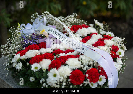 TOKYO, Giappone (21 novembre 2014) DEGLI STATI UNITI Segretario della Air Force Deborah Lee James partecipa in una corona recante cerimonia presso il Ministero giapponese della difesa. [Dipartimento di Stato Foto Stock