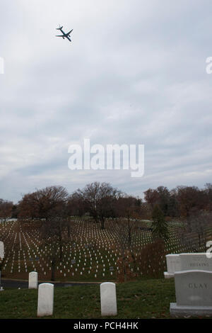 Air Force due conduce un cavalcavia sopra il Cimitero Nazionale di Arlington, Dicembre 7, 2016 in Arlington, Virginia il cavalcavia era in onore di U.S. Air Force Col. David D. Banholzer, ex pilota presidenziale, che fu sepolto nel cimitero. Foto Stock