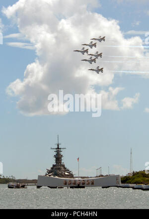 Gli Stati Uniti Air Force aria squadrone di dimostrazione, il Thunderbirds, volare in un sei-jet formazione di diamante sulla USS Arizona Memorial e la Nave da Battaglia Missouri Memorial a Pearl Harbor. I Thunderbirds sono attualmente in Hawai per Air Force settimana. Foto Stock