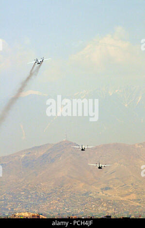 KABUL, Afghanistan -- Una collezione di Mi-17's e Mi-35 di elicotteri e C-27 e UN-32 ala fissa Craft prendere parte ad un air show in occasione della celebrazione del giorno della vittoria: il 28 aprile 2010 a Kabul, Afghanistan. (US Navy Foto Stock