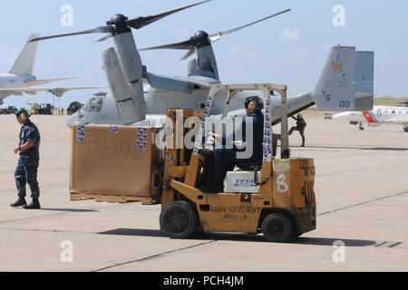 GUANTANAMO Bay a Cuba - pallet di acqua e di cibo e forniture mediche sono caricati su aerei a U.S. Stazione navale di Guantánamo Bay airfield per trasporto per Haiti a sostegno del funzionamento risposta unitaria. Stati Uniti Stazione navale di Guantánamo Bay è di servire come un hub per la logistica del personale e la fornitura di assistenza umanitaria ad Haiti a sostegno del funzionamento risposta unitaria. La missione di funzionamento risposta unitaria è di fornire assistenza umanitaria e di sicurezza a seguito di un terremoto di magnitudine 7.0 in Haiti, Gennaio 12, 2010. (JTF Guantanamo Foto Stock