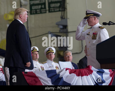 (Luglio 22, 2017) Capt. Richard McCormack, comandante della portaerei USS Gerald Ford (CVN 78), saluta Presidente Trump come egli assume il comando durante la nave messa in funzione della cerimonia alla stazione navale di Norfolk, Virginia Ford è la nave di piombo della Ford-aeromobili di classe carrier e i primi nuovi Stati Uniti portaerei design in 40 anni. Foto Stock