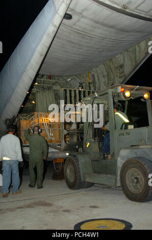 GUANTANAMO Bay a Cuba - aviatori scaricare le forniture provenienti da un piano a U.S. Stazione navale di Guantánamo Bay, Gennaio 15, 2010. Il servizio i membri sono distribuiti negli Stati Uniti. Stazione navale di Guantánamo Bay a sostegno del funzionamento risposta unitaria, la fornitura di assistenza umanitaria ad Haiti. (JTF Guantanamo Foto Stock