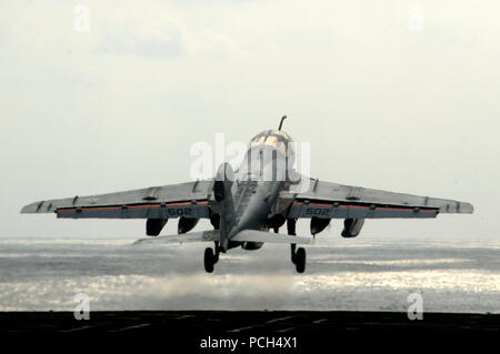 Un EA-6B Prowler assegnato al "corvi neri' di tattiche di attacco elettronico Squadron 135 lancia dal ponte di volo a bordo della portaerei USS Nimitz. La Nimitz Carrier Strike gruppo sta conducendo le operazioni negli Stati Uniti 7 flotta area di responsabilità a sostegno della strategia marittima. Foto Stock