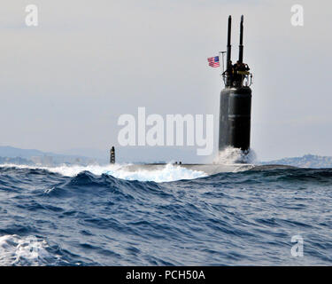 BAY, Grecia (nov. 12, 2012) Il Los Angeles-classe attacco rapido sommergibile USS Alessandria (SSN 757) si diparte a seguito di una programmata visita porta. Alessandria è homeported a Groton, Connecticut e attualmente implementati conducendo le operazioni di sicurezza marittima e di teatro la cooperazione in materia di sicurezza gli sforzi negli Stati Uniti Sesta flotta area di responsabilità. Stati Uniti Navy Foto Stock