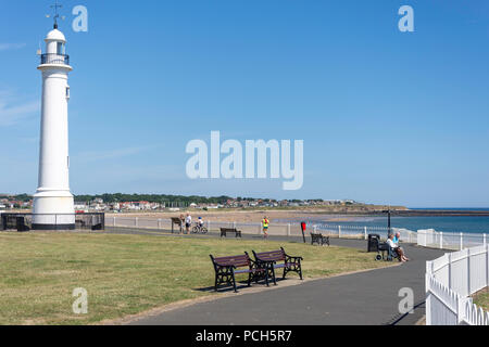 Meik la ghisa faro bianco e il lungomare, Seaburn, Sunderland, Tyne and Wear, England, Regno Unito Foto Stock